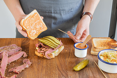 Russian Dressing auf die zweite Toastscheibe streichen und das Sandwich zuklappen