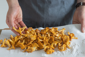 Pfifferlinge abtropfen lassen
