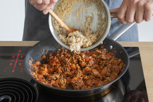 Reis zur Füllung für gefüllte Paprika geben