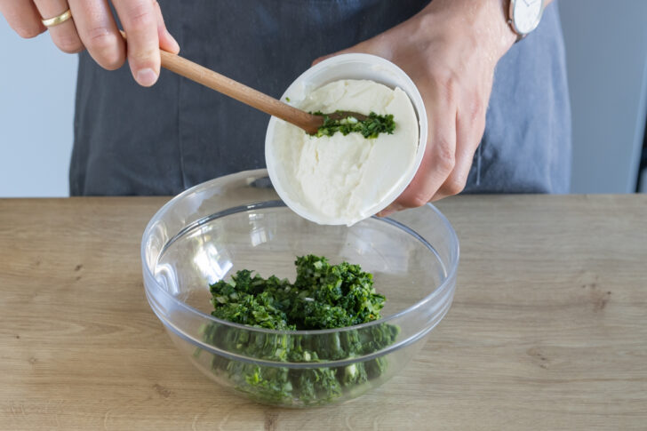 Ricotta zum Spinat geben