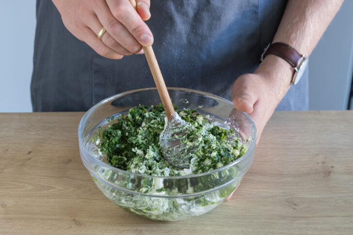 Spinat und Ricotta vermengen