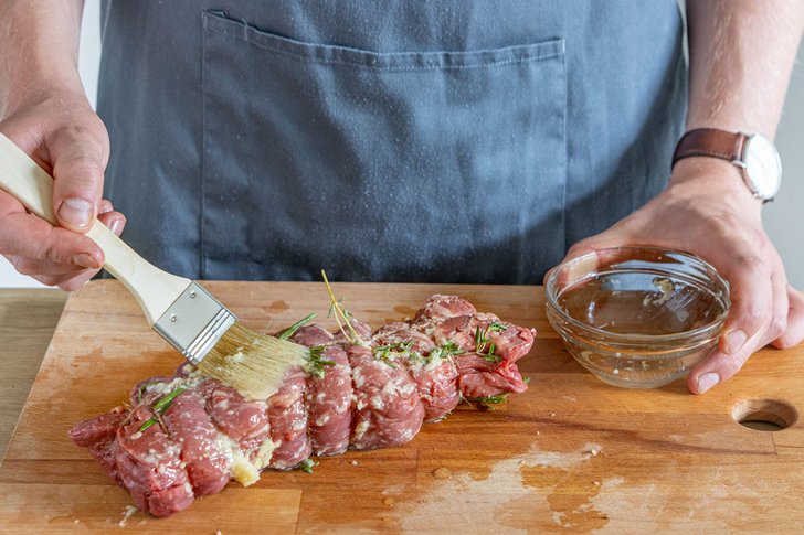 Rinderfilet mit Marinade bepinseln