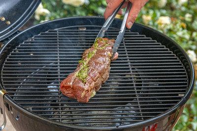 Rinderfilet auf den Rost geben