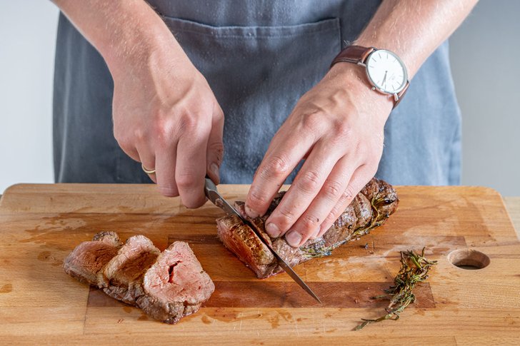 Rinderfilet gegen Fasern aufschneiden