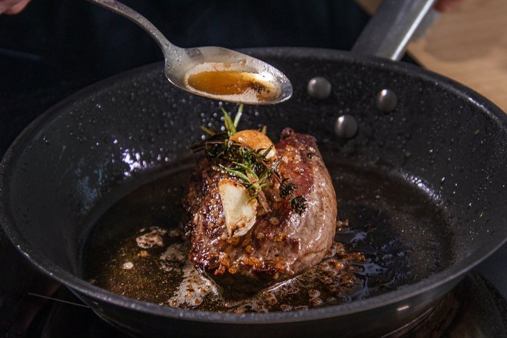 Steak mit Butterschmalz übergießen