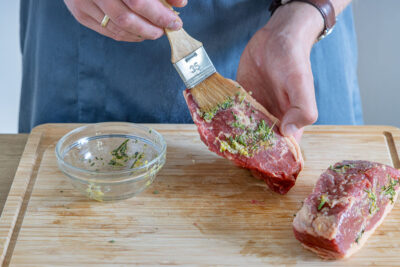 Rumpsteaks mit Marinade einstreichen
