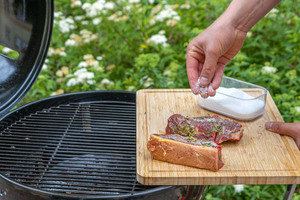 Steaks salzen