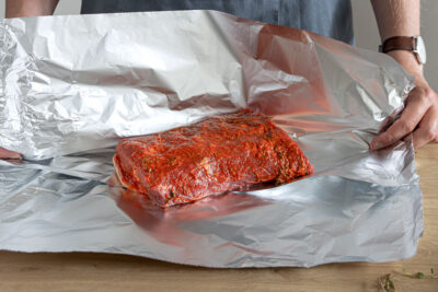 Roastbeef in Alutfolie wickeln