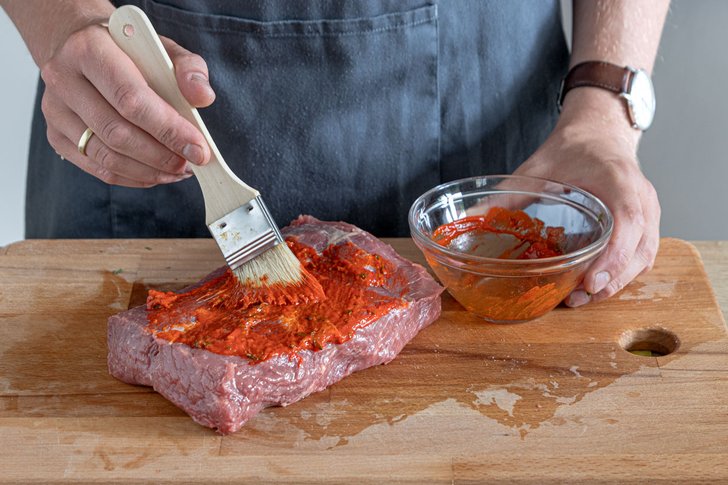Roastbeef mit Marinade einpinseln