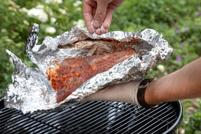 Roastbeef vor dem Grillen salzen