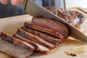 Roastbeef in Scheiben schneiden