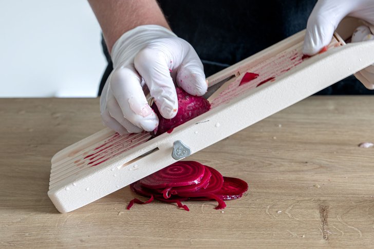 Rote Bete in dünne Scheiben hobeln