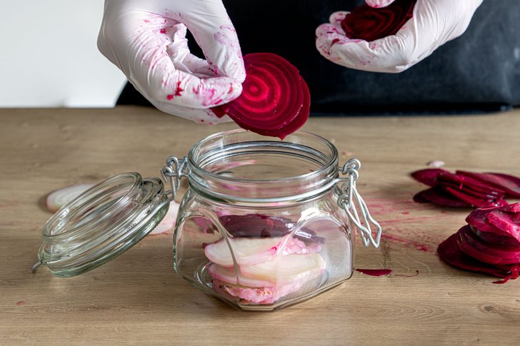 Rote Bete in Gläser schichten