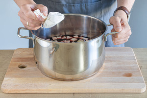 Sauerbraten mit Gemüse und Gewürzen einlegen