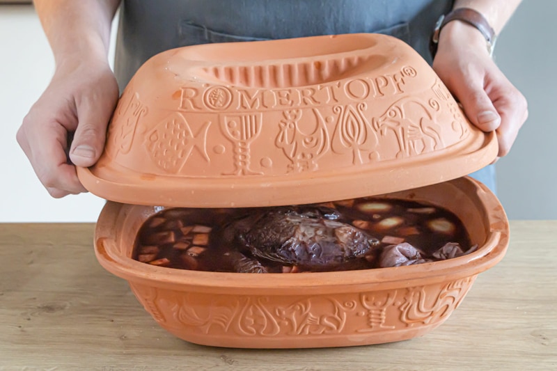 Sauerbraten im Römertopf zubereiten | Rezept - eat.de