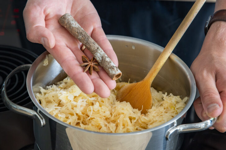 Sauerkraut mit Zimt und Sternanis würzen