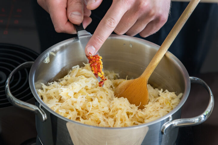 Chili zum Sauerkraut geben