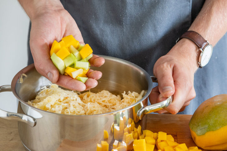 Mango und Melone zu Sauerkraut geben
