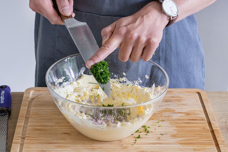 Schnittlauch zur Butter geben