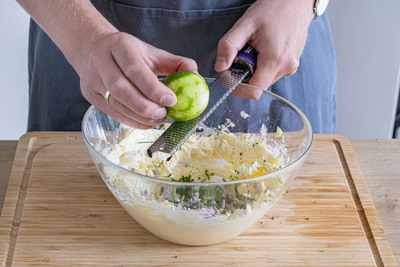 Limette zur Butter reiben