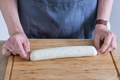 Schnittlauchblütenbutter zur Rollen formen