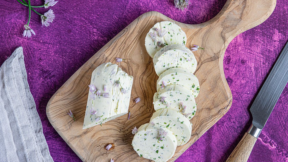 Schnittlauchblütenbutter: Butter mit Schnittlauchblüten