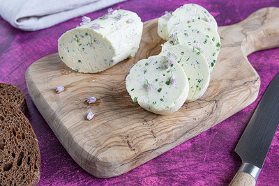 Schnittlauchblütenbutter