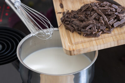 Schokolade in der Milch schmelzen