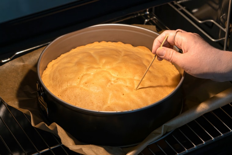 Kuchen Nicht Durch Wie Lange Nachbacken Kann man Kuchen, der nicht durch ist, nachbacken? - eat.de