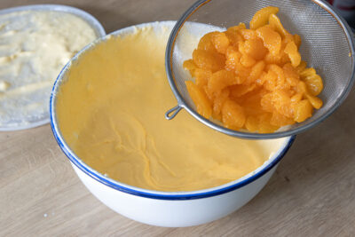 Mandarinen unter die Creme rühren