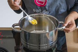 Ghee in einen Topf geben