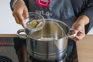 Ganze Gewürze in den Topf geben