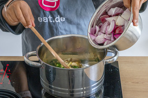 Zwiebel anschwitzen
