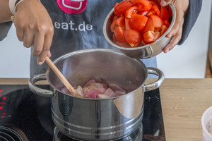 Tomaten in den Topf geben
