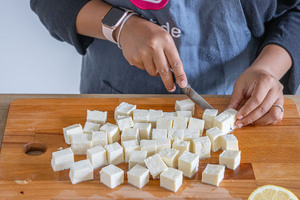 Käse für Shahi Paneer schneiden