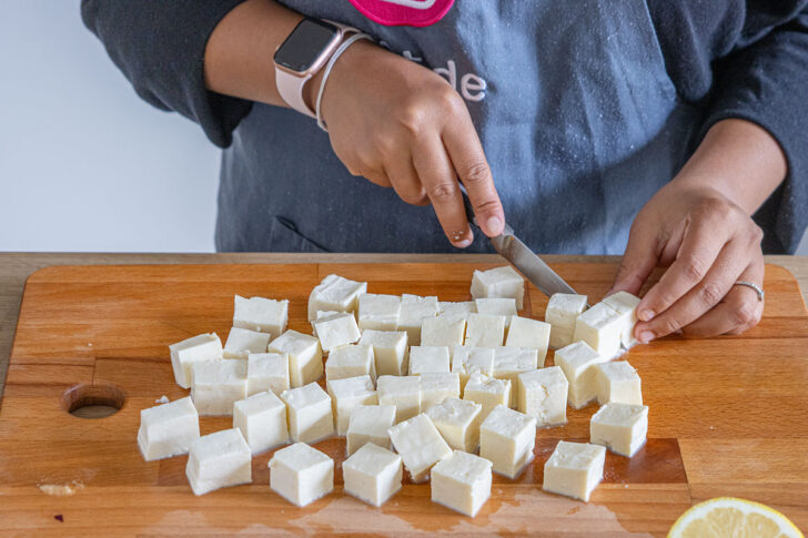 Käse für Shahi Paneer schneiden
