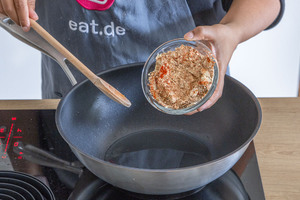 Gemahle Gewürze in der Pfanne rösten