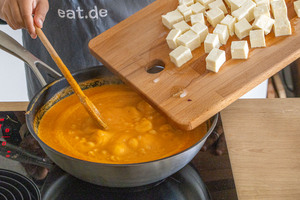 Paneer zum Sahi Paneer Curry geben