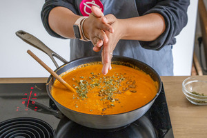 Bockshornklee in Shahi Paneer Curry geben