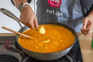 Ghee in Shahi Paneer Curry geben