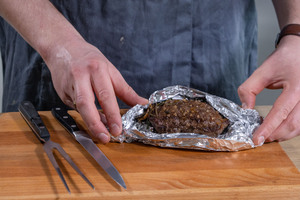 Rindersteak in Alufolie ruhen lassen