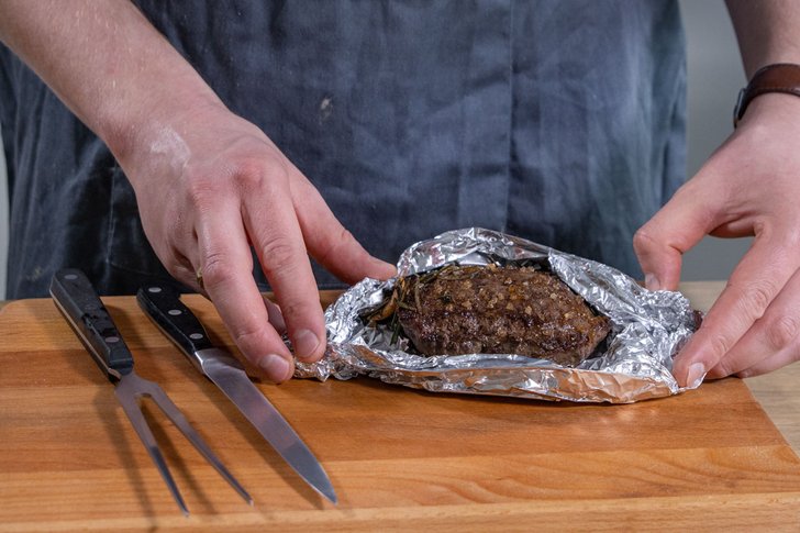 Rindersteak in Alufolie ruhen lassen