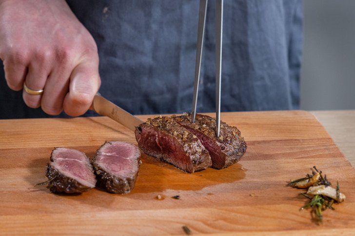 Rindersteak aufschneiden
