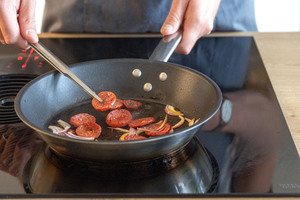 türkische Knoblauchsalami in der Pfanne