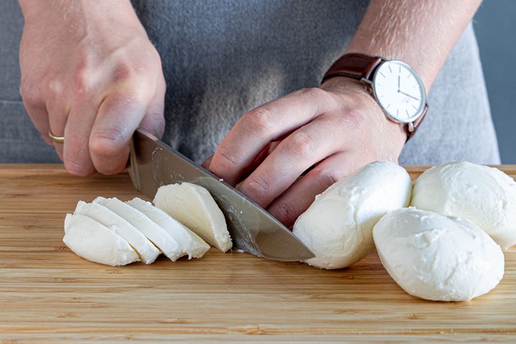 Mozzarella in Scheiben schneiden