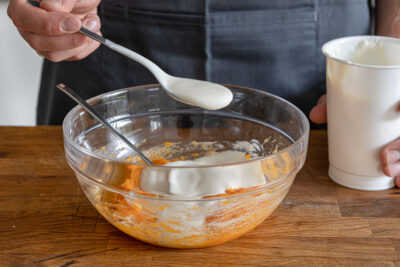 Joghurt zum Süßkartoffelaufstrich geben