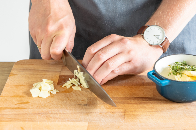 Knoblauch klein schneiden
