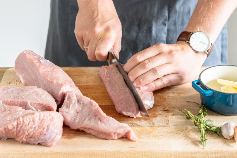 Fleisch zu Steaks schneiden