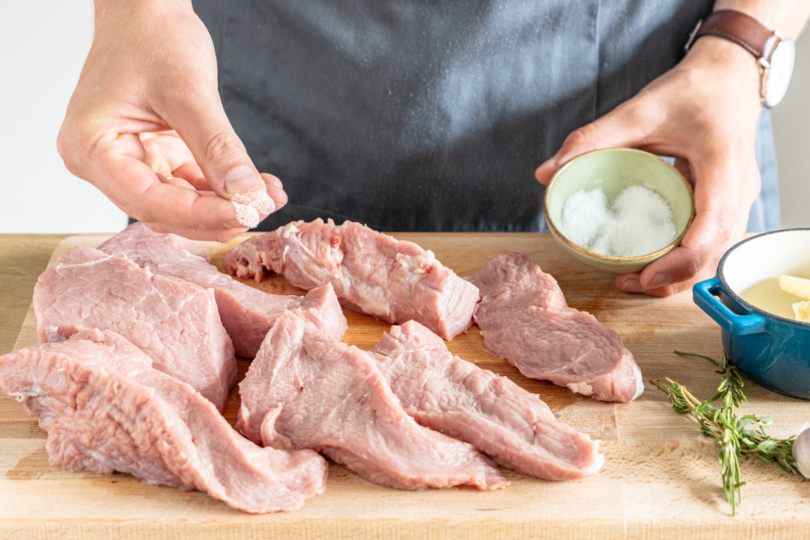 Steaks salzen