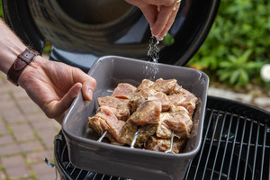 Fleisch salzen, um Thüringer Mutzbraten zu grillen